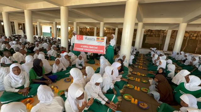 Hayata Dokunanlar İnsani Yardım Derneği Afrika'da Yetim Çocuklar İçin İftar Sofraları Kurdu