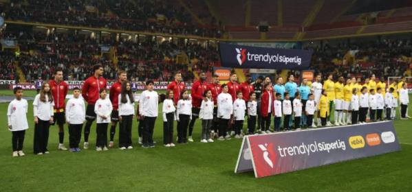 Yetim Çocuklarımız Kayserispor – Eyüpspor Maçında Tribündeki Yerini Aldı